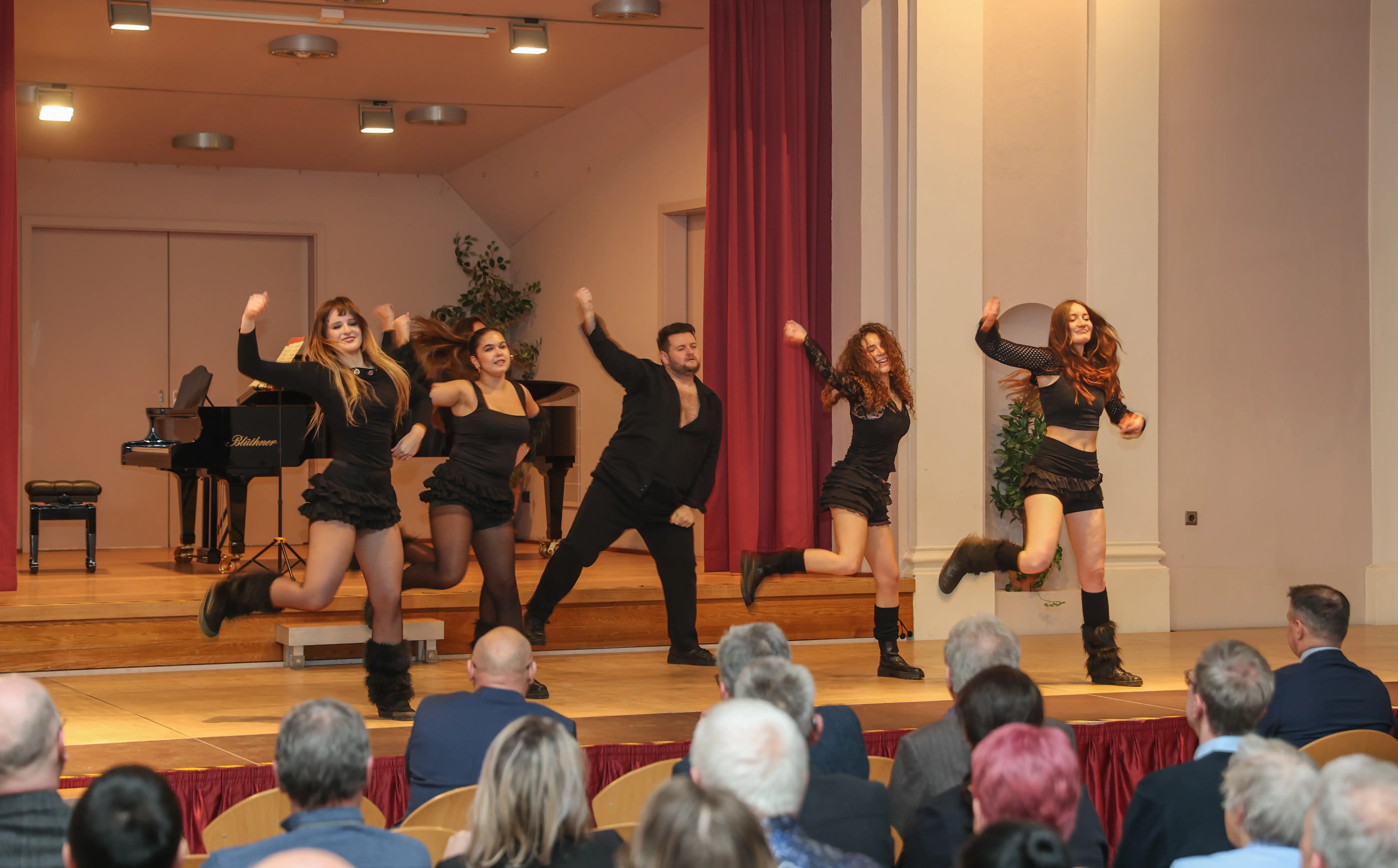 Tanzgruppe Why Not auf der Bühne