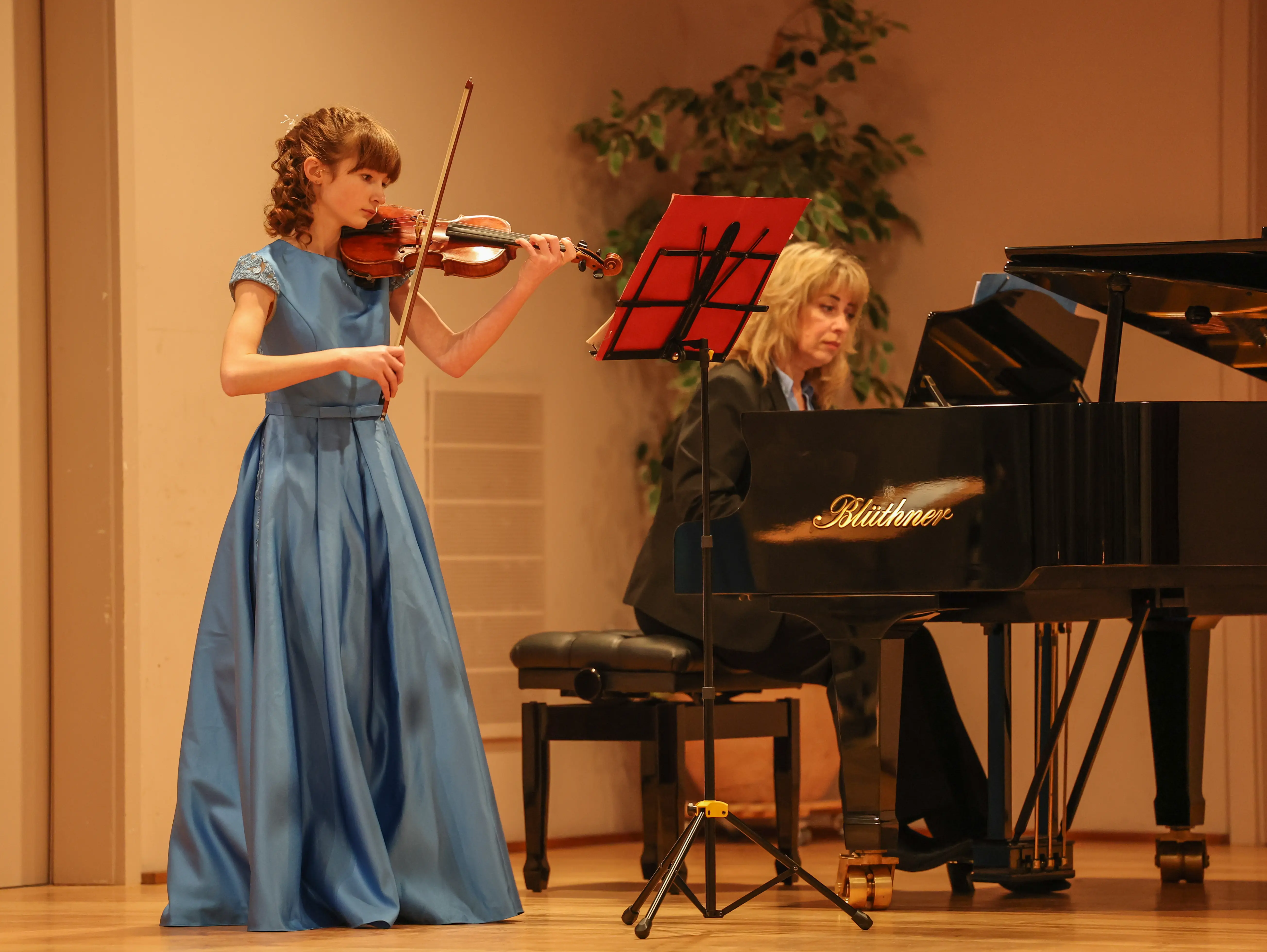 Melissa Melody Gebauer an der Violine und Elena Lobach am Klavier